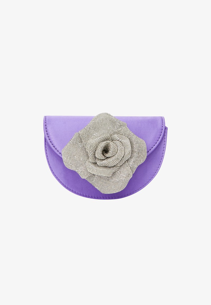 Lila selyem clutch ezüst strasszos rózsa díszítéssel. Kerek fedélzárral és sima felülettel rendelkezik. Kompakt kialakítás.