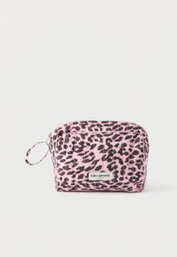 Roza kozmetična torbica z leopardjim potiskom z vzorcem prešite teksture, z zadrgo in majhnim zankastim ročajem. Na sprednji strani ima blagovno oznako.