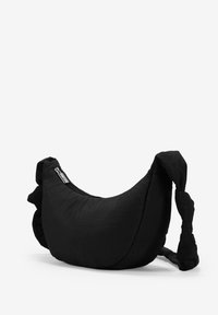 Borsa nera in tessuto con una forma curva e morbida, dotata di strap annodati e chiusura con zip. Texture liscia con design minimalista.