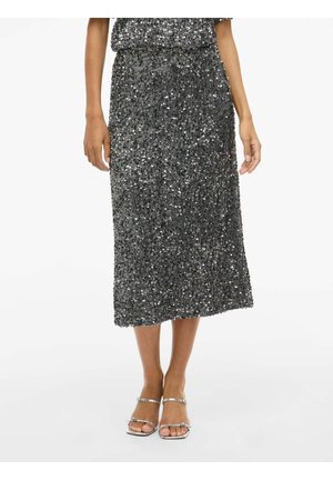 Jupe noire mi-longue recouverte de sequins, avec une taille élastique et une silhouette droite. Associée à des sandales argentées à lanières.
