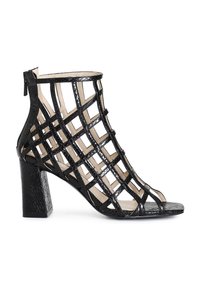 Sandal de tacón negro con un diseño de entramado trenzado, hecho de piel sintética texturizada. Cuenta con un cierre de cremallera en la parte trasera y una punta abierta.