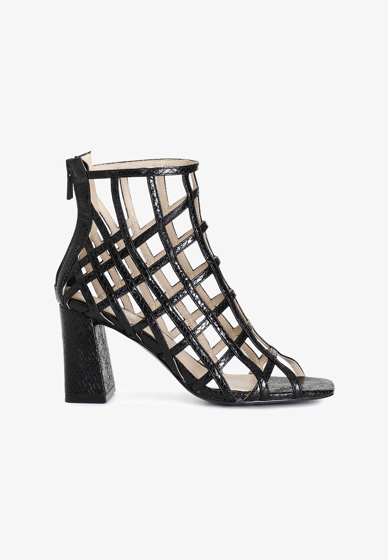 Sandale negre cu toc, cu un design împletit, realizate din piele artificială texturată. Prezintă o închidere cu fermoar la spate și un vârf deschis.