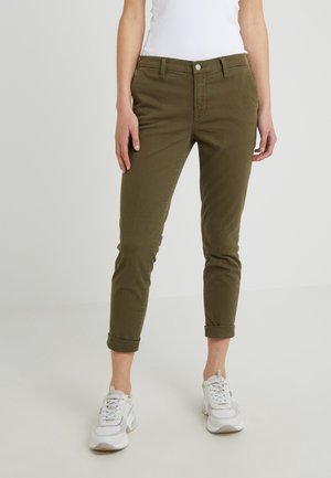 Olijfgroene, cropped broek met opgerolde manchetten, gemaakt van katoenmix stof, met vijf zakken, beveiligd met een metalen knoop en rits.