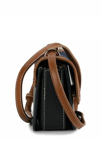 Borsa nera dalla forma strutturata, con tracolla in pelle marrone, cuciture bianche a contrasto e chiusura superiore con cerniera.