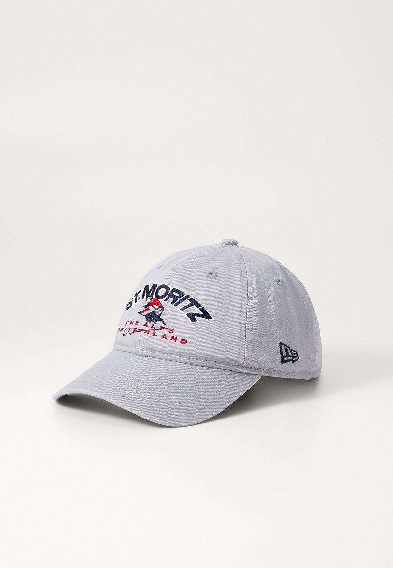 Gorra de béisbol gris con visera curvada, que presenta un logotipo bordado de "ST. MORITZ" en azul marino y rojo, y un pequeño logotipo en el lado. Material de algodón.