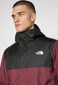 The North Face M QUEST ZIP-IN JACKET - EU - Lauko striukė - alpine plum/black