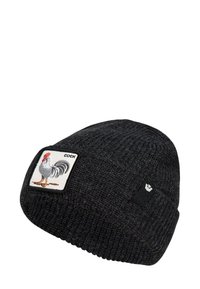 Berretto nero lavorato a maglia con una trama a costine, caratterizzato da una toppa rettangolare con un'illustrazione di un gallo e la parola "COCK" sopra di essa.