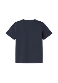 Camiseta de algodón en un oscuro azul marino, con mangas cortas, escote redondeado y espalda lisa, que presenta una textura suave y un corte informal.