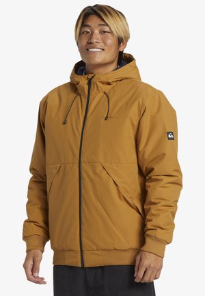 Oranžová bunda s kapucí a předním zipem, má dvě boční kapsy. Na rukávu se nachází logo Quiksilver a manžety jsou elastické.