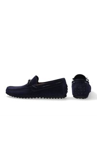 Marineblaue Wildleder-Loafer mit klassischer Silhouette, dekorativer Naht, Gummisohle und strukturiertem Absatz für besseren Halt. Bindungsdetail an der Vorderseite.
