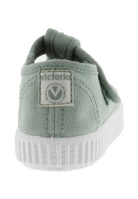 Sneaker in tela verde menta con suola in gomma bianca, toppa con logo sul retro e design del tallone arrotondato. Presenta cuciture tono su tono e una parte superiore texturizzata.