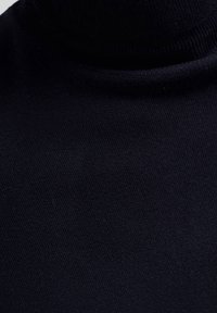 Marineblaue Rollkragenpullover aus einem weichen, strukturierten Stoff. Nahaufnahme zeigt einen enganliegenden Kragen und glatte, gleichmäßige Nähte.