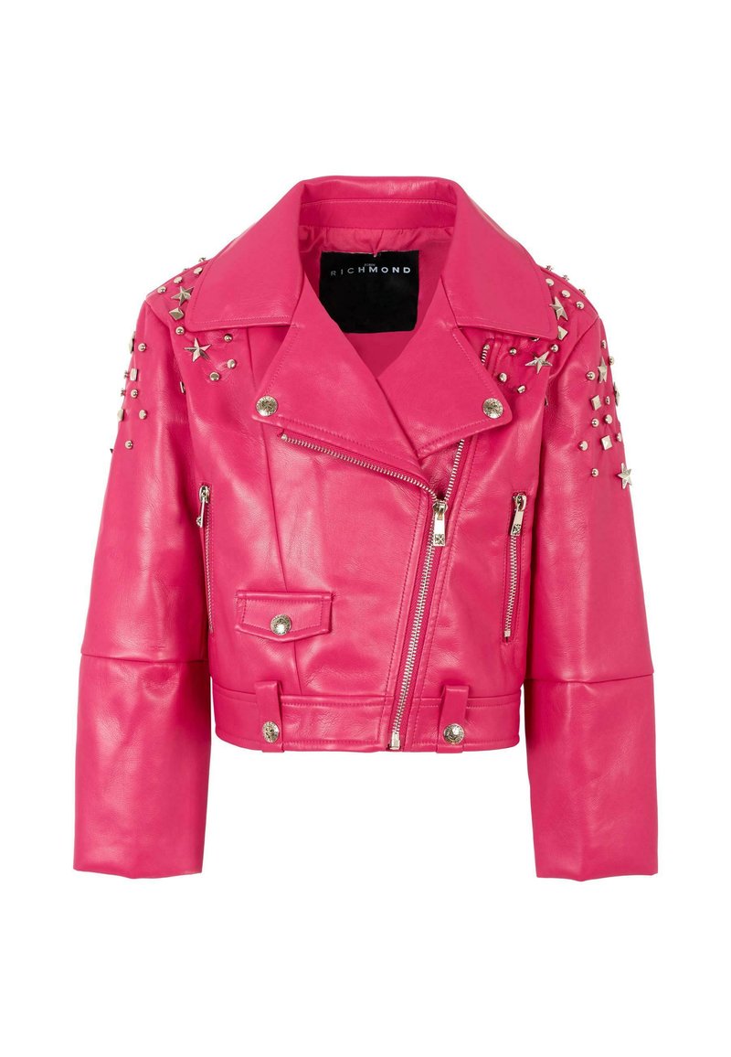 Giacca da moto cropped in pelle fucsia con borchie argento e dettagli a forma di stella, dotata di colletto a punte e tasche con zip.