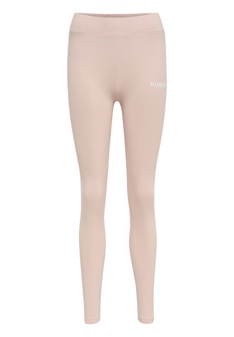 Leggings de color rosa claro fabricados con un material elástico de textura suave. Presentan una cinturilla ancha y un pequeño logo blanco en el costado.
