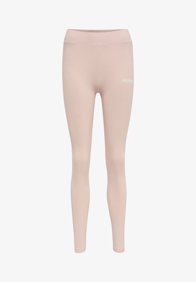 Leggings de color rosa claro fabricados con un material elástico de textura suave. Presentan una cinturilla ancha y un pequeño logo blanco en el costado.