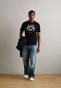 Antony Morato REGULAR FIT WITH MATT AND FLOCK - Printtipaita - black
