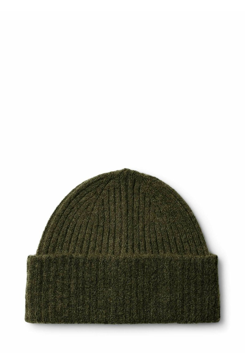 Bonnet tricoté en vert foncé, présentant une texture côtelée, un matériau doux et un design avec revers.