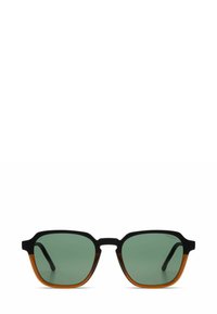 Sunglasses med svarta bågar och orange detaljer, med rektangulära gröna linser och en texturerad yta på bågarna.