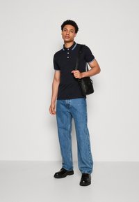 Lindbergh CONTRAST PIPING - Polokošeľa - navy