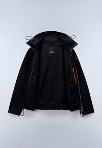 Sort letvægtsjakke med hætte, åbnet så indersiden ses, forlynlås med orange detalje og justerbare snore i kant og hætte.