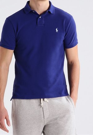 Marineblauw poloshirt van katoen met een klassieke kraag, korte mouwen en een klein wit logo op de linkerborst.