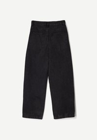 Höga vida svarta denimjeans med två bakfickor och bälteshällor, visade liggande från baksidan.