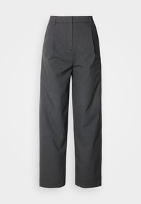 Pantalon droit gris foncé sur mesure avec taille haute, passants pour ceinture et fermeture avant dissimulée, présenté sur fond blanc.