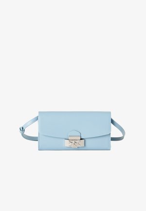 Sac bandoulière rectangulaire en cuir bleu clair avec sangle réglable et fermeture à clip en métal argenté à l'avant.