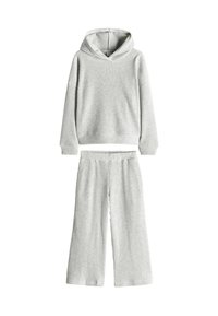 Grå ribbet loungewear sæt bestående af en hættebluse og vide bukser. Blød tekstur med en afslappet pasform og elastisk talje.