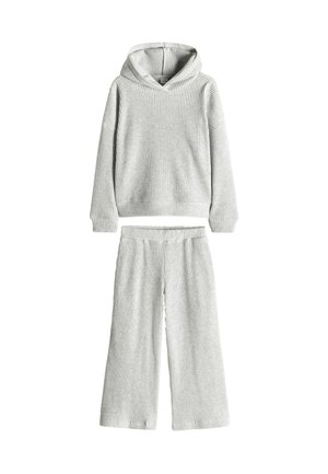 Grå ribbet loungewear sæt bestående af en hættebluse og vide bukser. Blød tekstur med en afslappet pasform og elastisk talje.