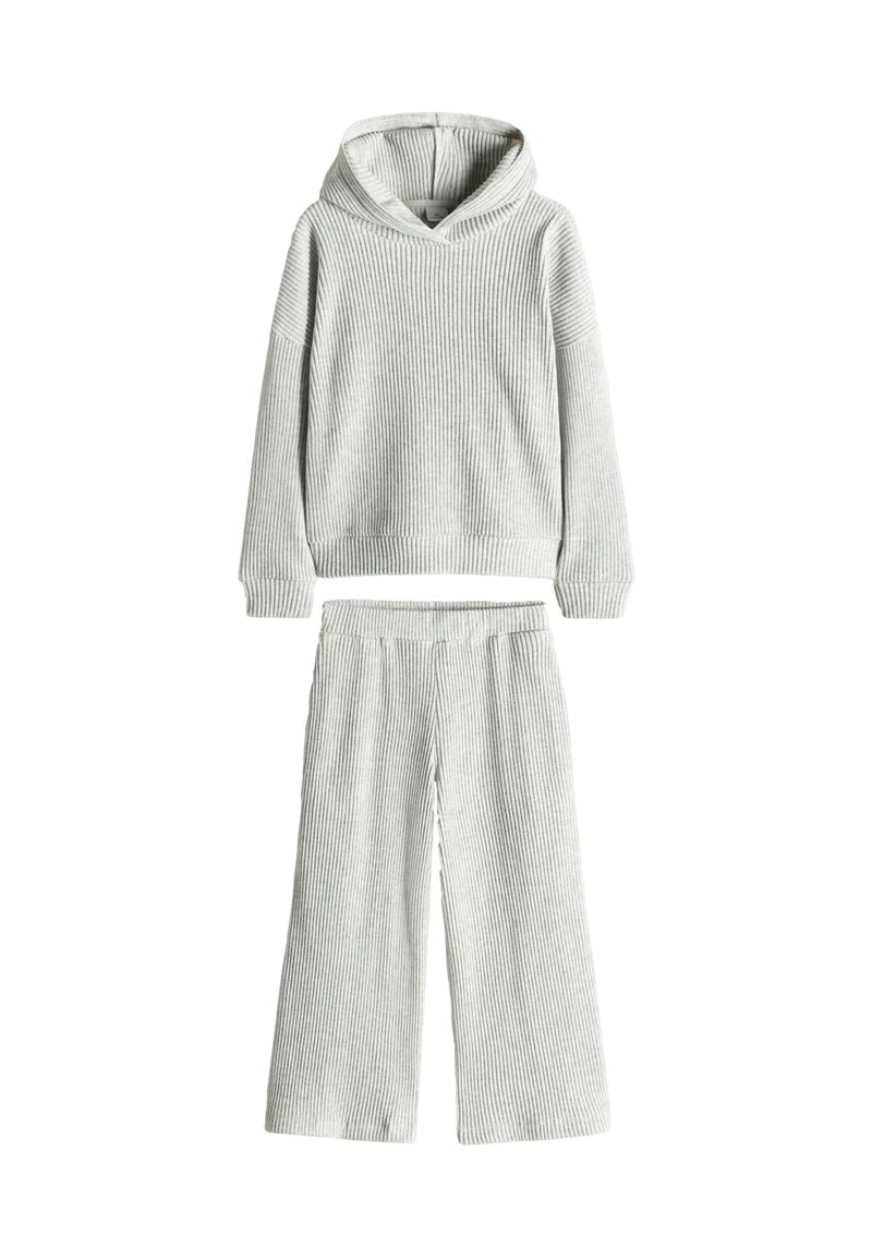 Grå ribbet loungewear sæt bestående af en hættebluse og vide bukser. Blød tekstur med en afslappet pasform og elastisk talje.