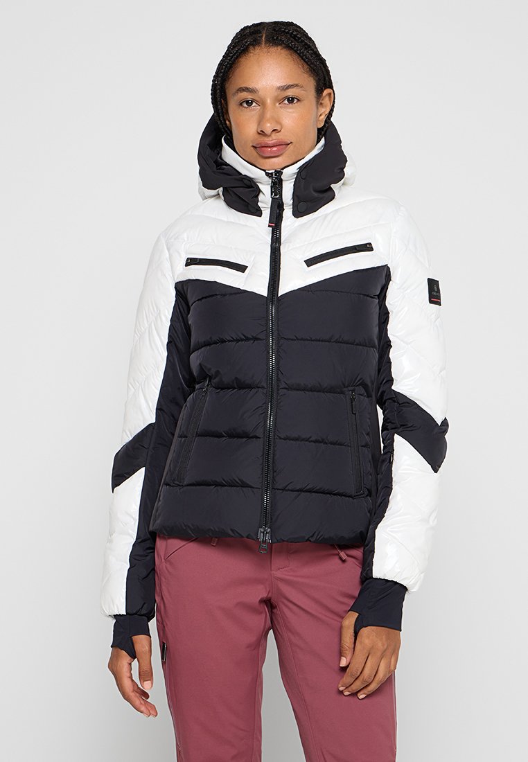 Gestepptes Jacket in Schwarz und Weiß, mit Reißverschluss vorne, Kapuze, zwei Reißverschluss-Brusttaschen und strukturiertem Stoff mit diagonalen Nähten.