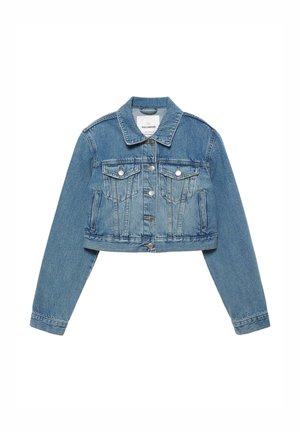 Niebieska krótka kurtka jeansowa z przodu na guziki, z patkami na piersi i długimi rękawami, ułożona na płasko na białym tle.