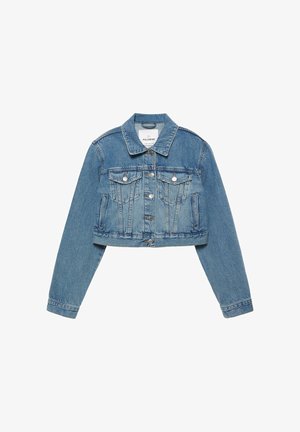 Blauwe cropped spijkerjasje met knoopsluiting aan de voorkant, borstzakken met klep en lange mouwen, platgelegd op een witte achtergrond.