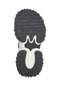 Semelle d'une chaussure Buffalo noir et blanc avec un motif de semelle profond et le logo Buffalo embossé sur la semelle.