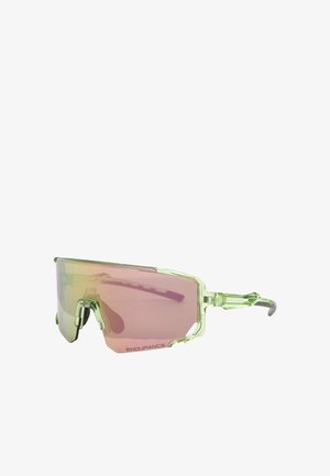 Zonnebril met een transparante groene montuur en gradient roze lenzen. Heeft een modern ontwerp met hoekige vormen en sportieve accenten.