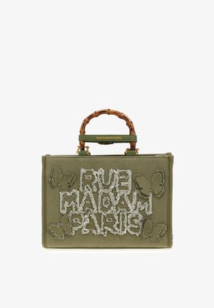 Borsa in tela verde oliva con manico in bambù, logo ricamato "RUE MADAM PARIS" e applicazioni a forma di farfalla in colori contrastanti.