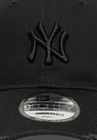 Μαύρο καπέλο μπέιζμπολ από ύφασμα με κεντημένο λογότυπο των New York Yankees σε μαύρο χρώμα. Ρυθμιζόμενο μέγεθος με στρογγυλή ετικέτα New Era από κάτω.
