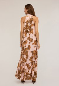 Rochie maxi din material roz cu un imprimeu floral maro. Dispune de un guler halter, spate descoperit și un tiv cu volane în straturi. Elegantă și cu un croi lejer.