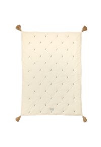 Κουβέρτα από κρέμα με κεντημένα μπλε σχέδια, που διαθέτει διακοσμητικές κρόσια στις γωνίες και βαμβακερή υφή. Διαστάσεις περίπου 120x90 εκ.