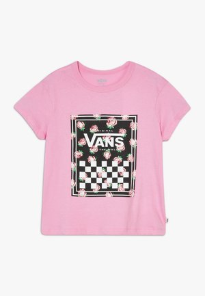 T-shirt en coton rose avec un motif à carreaux noir et blanc, des graphiques de roses roses et le texte "VANS" dans un imprimé rectangulaire. Manches courtes.