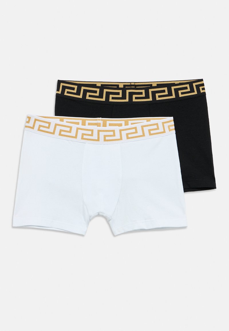Két pár boxeralsó: egy fehér, egy fekete. Mindkettő arany színű, geometrikus mintájú dekoratív derékrésszel rendelkezik. Pamutból készült.