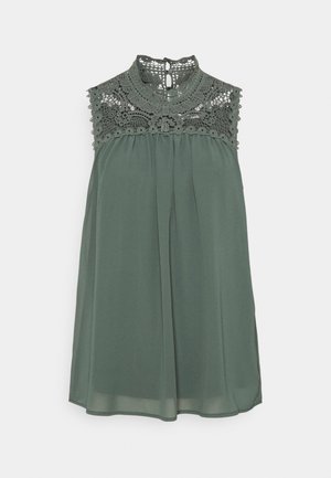 Zielona sukienka bez rękawów z wysokim koronkowym kołnierzem, misternym kwiatowym szydełkowym karczkiem i zwiewnym materiałem pod biustem.