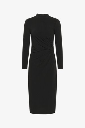 Fekete, hosszú ujjú ruha állógallérral, csavart részlettel a derékon és térd aljáig érő szegéllyel. Puha, rugalmas anyagból készült.
