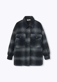 Chemise veste en mélange de laine à carreaux bleu foncé et gris, dotée de deux poches poitrine et de boutons noirs. Coupe décontractée et manches longues.