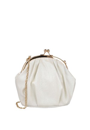 Bolso de satén blanco pequeño para la noche con cierre de marco metálico dorado y correa de cadena a juego, diseño con tejido fruncido, sobre fondo blanco.