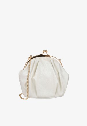 Bolso de satén blanco pequeño para la noche con cierre de marco metálico dorado y correa de cadena a juego, diseño con tejido fruncido, sobre fondo blanco.