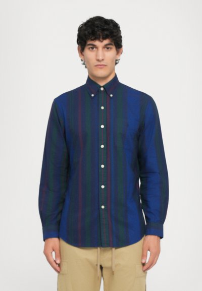 Navyblauw overhemd met verticale strepen in groen en bordeauxrood, lange mouwen en witte knopen, gemaakt van gladde stof.