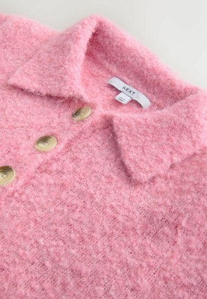 Cardigan tricotat pufos, roz, cu guler, trei nasturi mari de crem și o textură moale. Eticheta este vizibilă în interior.