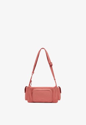 Rosa Lederhandtasche mit rechteckiger Form, verstellbarem Trageriemen, vorderer Reißverschlusstasche und strukturierten Details am Riemen.